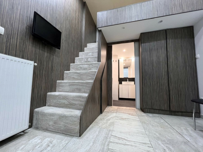 21 M2 Mini Mini Studio avec une mezzanine à côté de Vérmező!