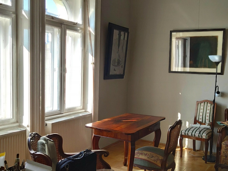 200 m vom Parlament eine ausgezeichnete 86 m2 Eckwohnung im 4. Stock!