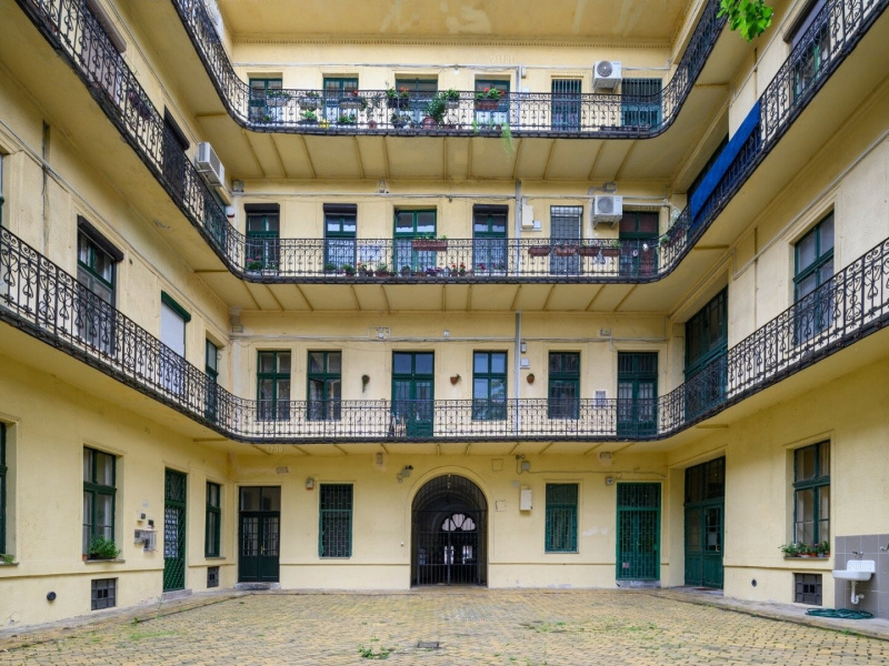Top floor flat on  93 m2 in a beautiful classic building near Széna tér and Mammut!