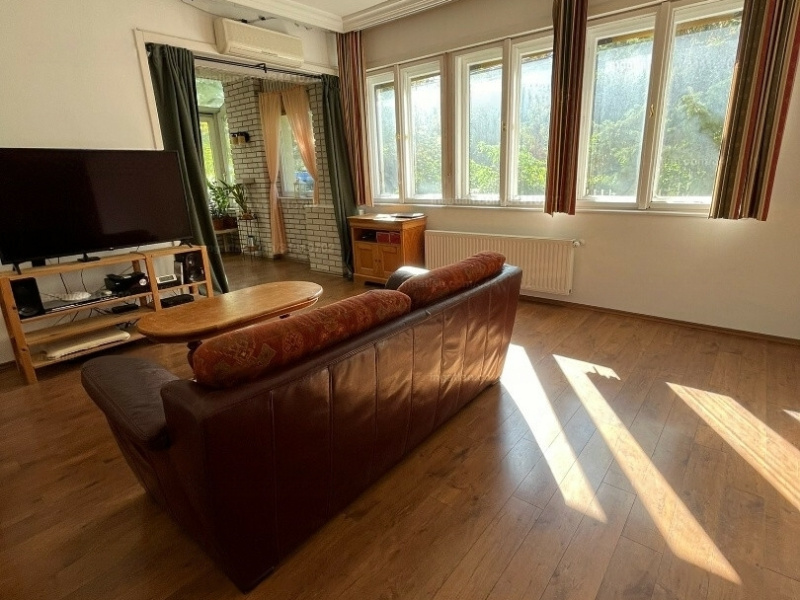 Goede prijs voor een 12e district 108 m2 flat met uitzicht op de tuin!