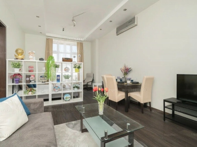 AirBnB flat in good condition on 86 m2 in the 6th!