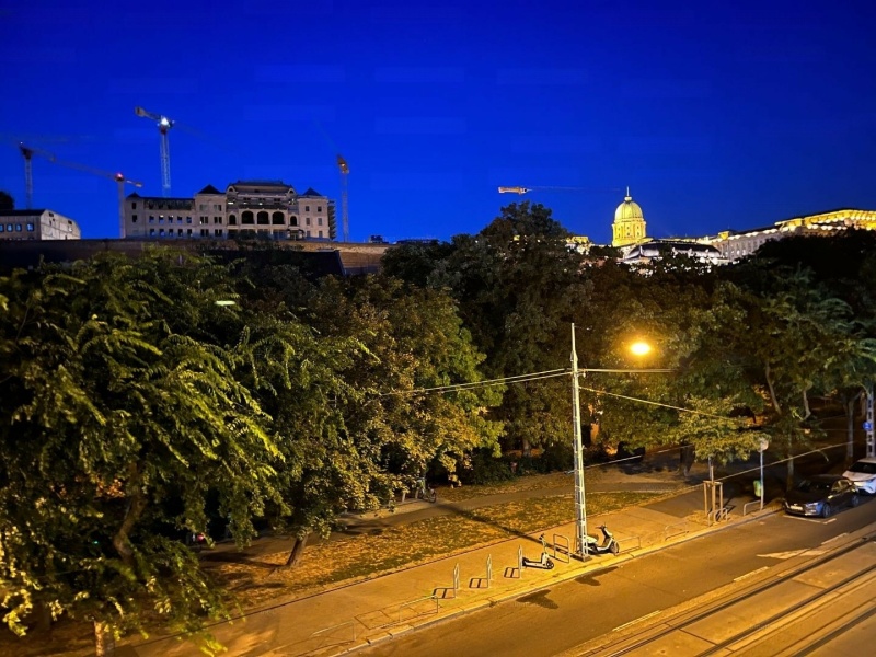 80 m2 -es lakás panorámás kilátással a Buda kastélyra, jó állapotban, jó áron!