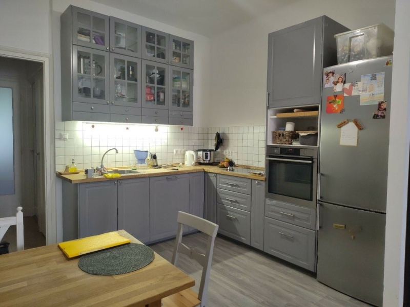 79 m2 plat met een balkon en in goede staat in de buurt van Vérmező, 1e district!